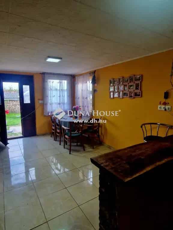 109 m2-es felújított családi ház 3044 m2-es telken