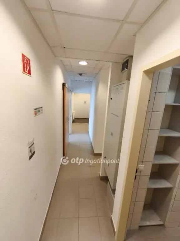 93m2-es Felújított Iroda Eladó Jászladányban