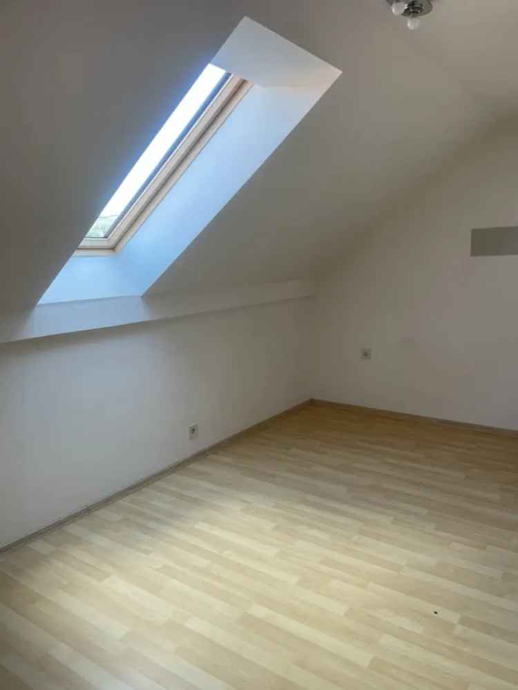 Bajai családi ház eladó - 4 hálószoba, 2 fürdőszoba, garázs