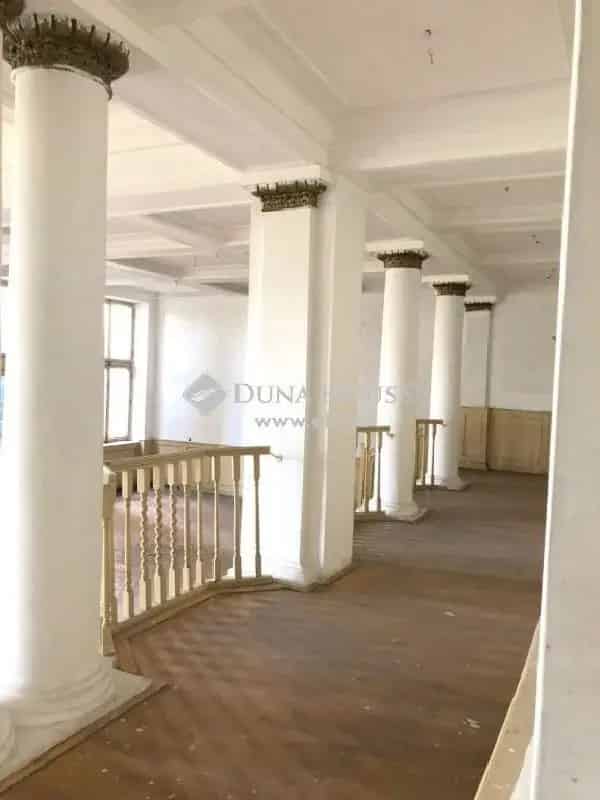 2700 nm-es patinás épület eladó Dunai panorámával