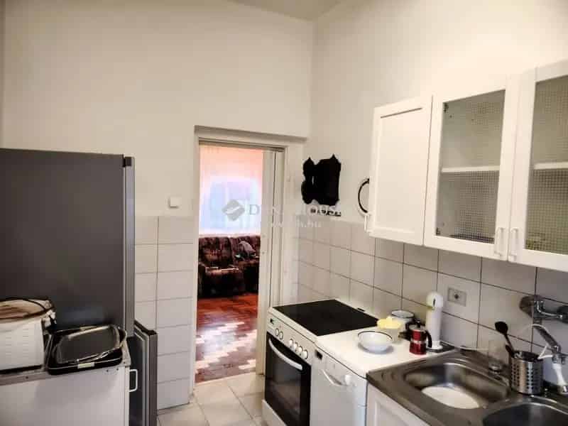 Eladó családi ház Oroszlányban - 4 szoba, 2 fürdő, 2 garázs
