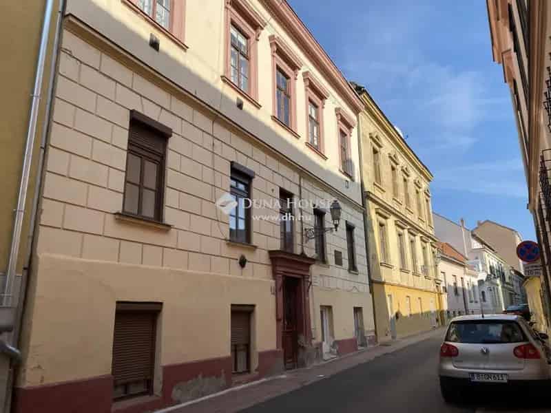 Belvárosi 3 szobás galériás lakás fél évre kiadó
