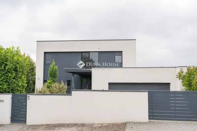 Diósdi modern családi ház eladó - 4 szoba, medence, napelem