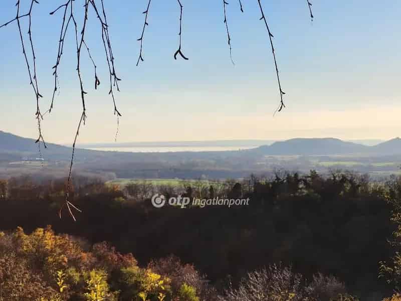 Gyulakeszi Csobánchegy 3450 m2 szőlő présházzal eladó Balatoni panorámával