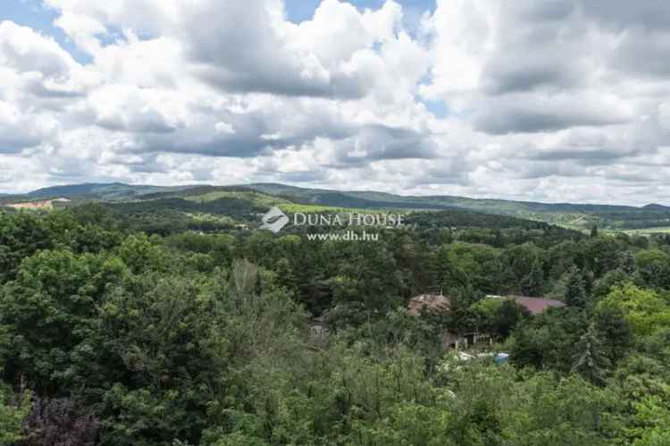 Eladó panorámás családi ház Piliscsabán