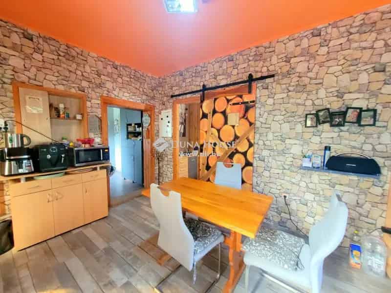 Erdőkertes 3 szobás ház eladó - 809 nm telek, tavacska