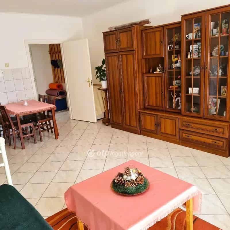 295m2-es 8 2 szobás családi ház Veszprém Gyulafirátóton