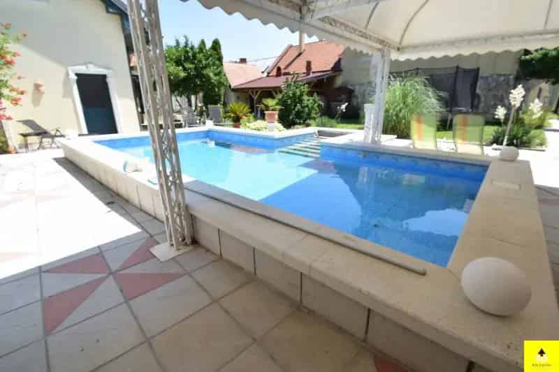 Balfi kúria jellegű villa eladó saját medencével és borospincével