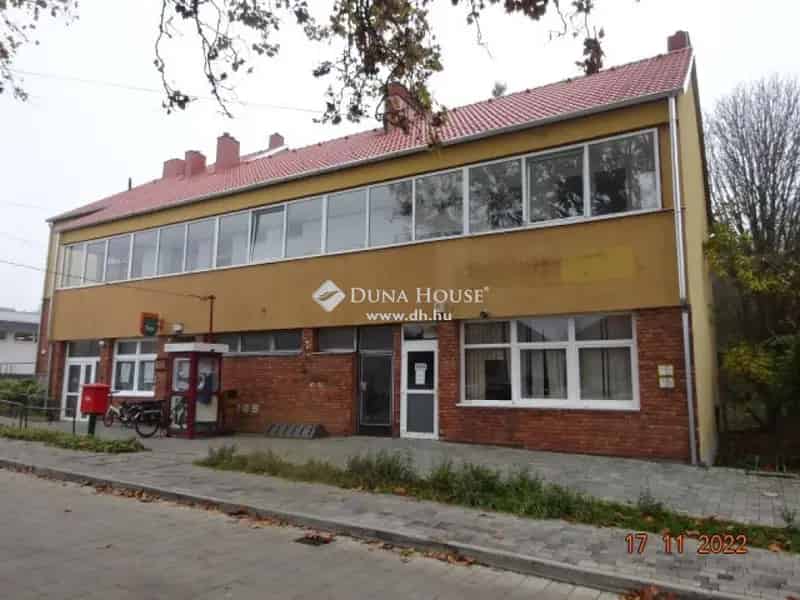 Irodaüzlet eladó Vép központjában