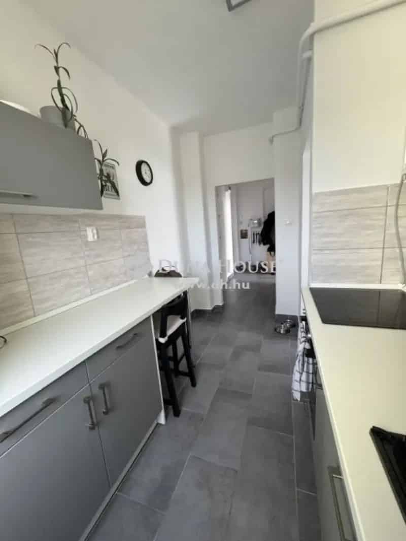 56 m2 2 szobás erkélyes felújított tégla lakás Veszprémben