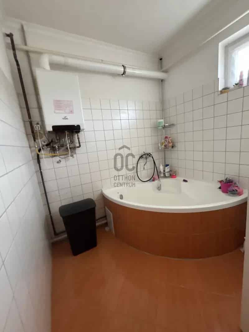 Ebesi családi ház eladó napelemmel és akkumulátorral