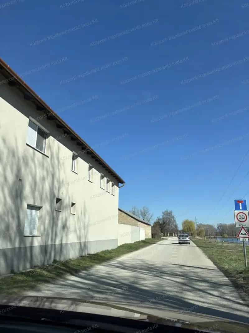 21 nm-es garázs eladó Oroszlányban a Tóparton