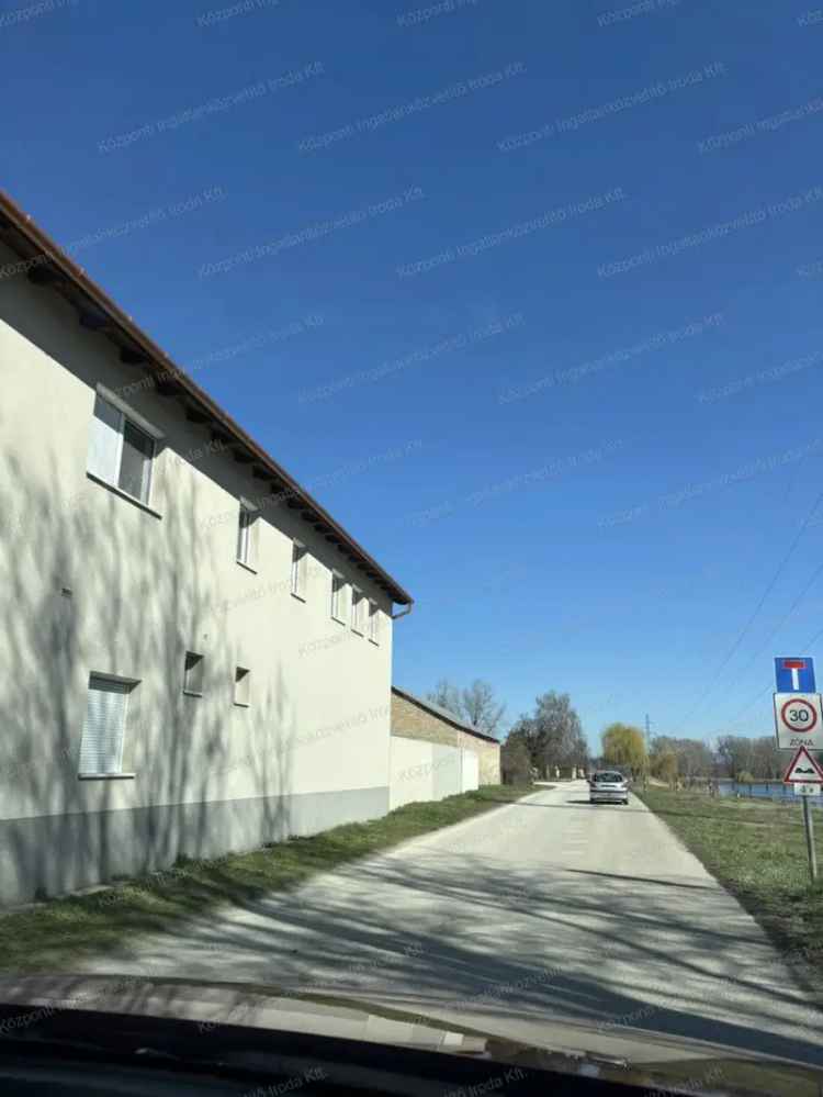 21 nm-es garázs eladó Oroszlányban a Tóparton