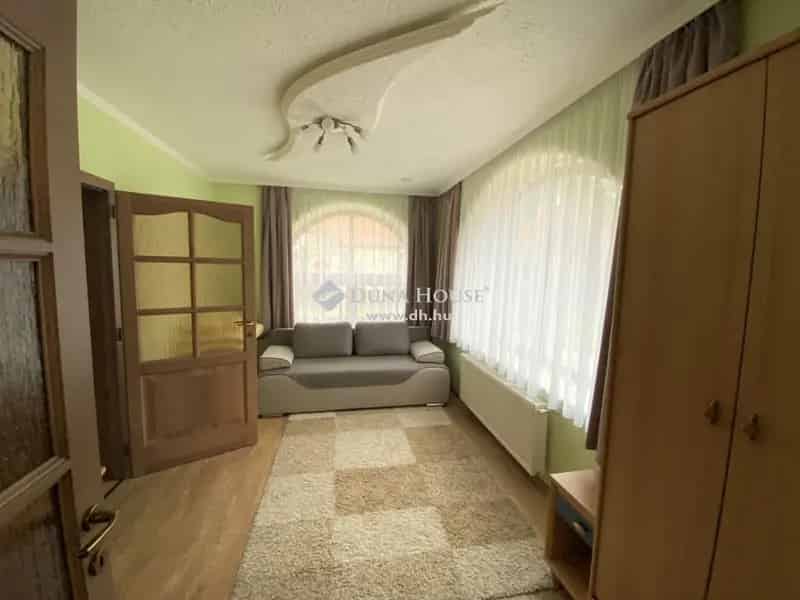 400 m2-es Belvárosi Családi Ház Eladó - Wellness, Napelemek, 4 Autós Garázs