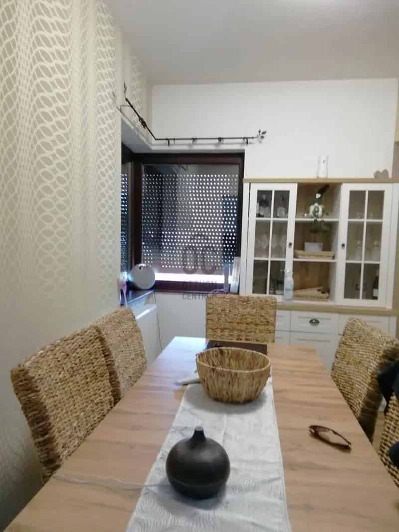 Luxus ikerhaz Pecs Makar varosrszben elado