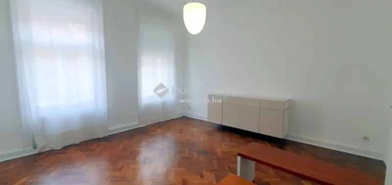 87 m2-es felujitott polgari lakás Győrben 11 m2 pincevel