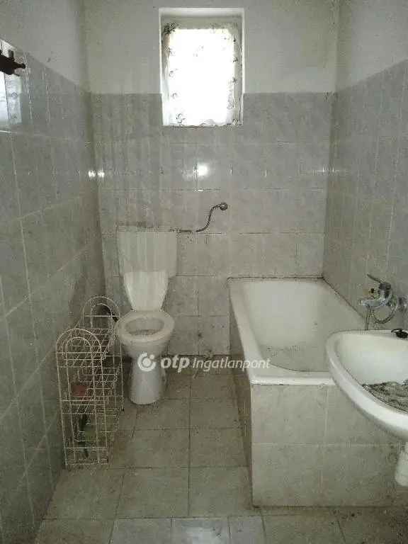 80m2-es felújítandó parasztház Bakonyjákón