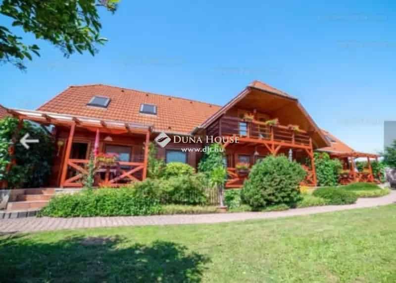 Apartmanház eladó Felsőpáhokon wellness-részleggel