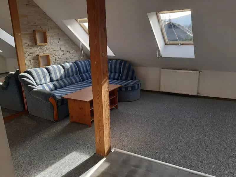 Tokodi családi ház eladó szépségszalonnal és apartmanokkal