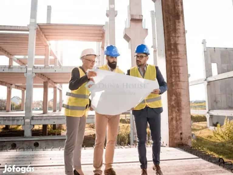 Eladó ipari telek Kecskeméten gépparkkal