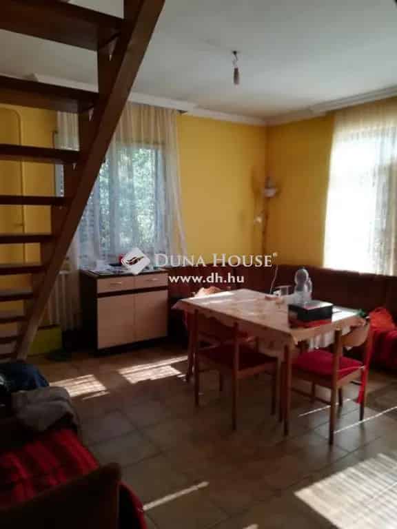 Helvécián eladó 135 m2-es 3 szintes tégla ház