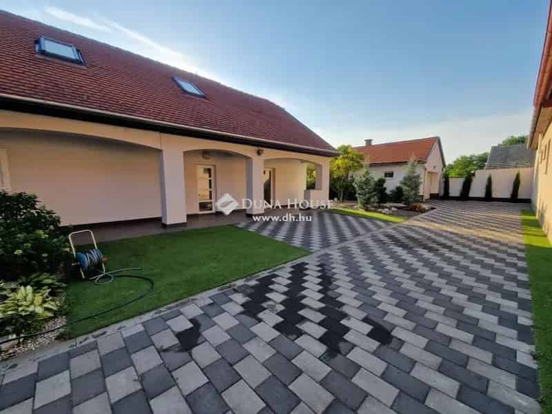 135 nm-es családi ház Baja Alvégen - garázs, terasz, külön lakrész