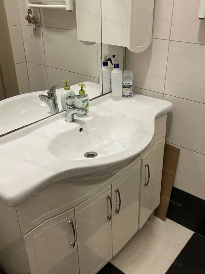 Szolnoki Utcai Bejáratos Üzlethelyiség Eladó