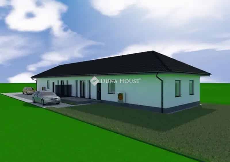 Adonyi ikerház fél eladó - 94 m2, 3 szoba, terasz