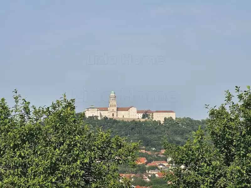 Écsi zártkert eladó Pannonhalmi panorámával