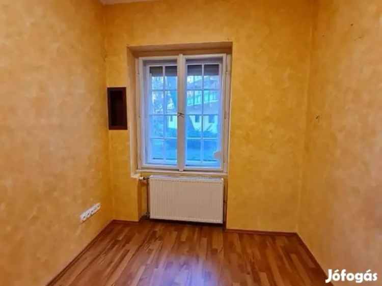 Esztergom 72nm 3 szobás belvárosi lakás eladó