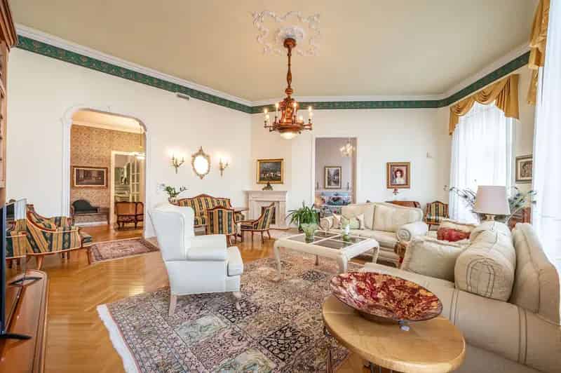 Elegáns Nagypolgári Lakás Budapest Belvárosában