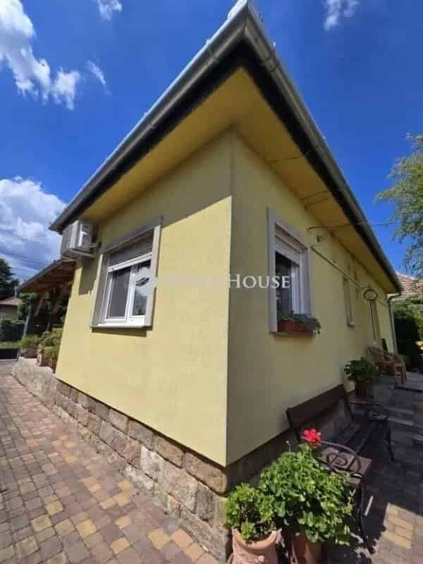 90 nm-es felújított családi ház gyönyörű kerttel Vácon