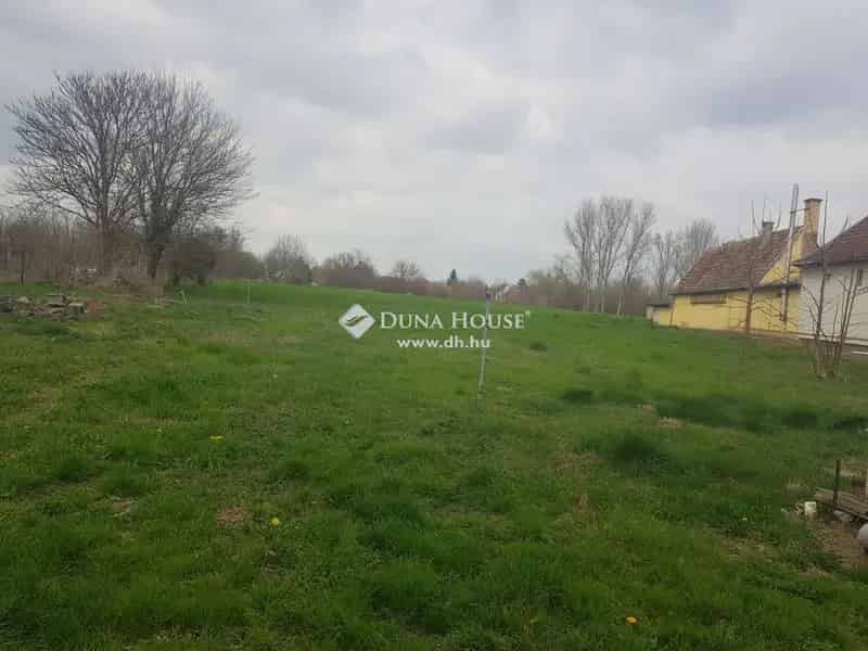 Ságvári telek eladó - 5757 m² - csendes, élénk közösség