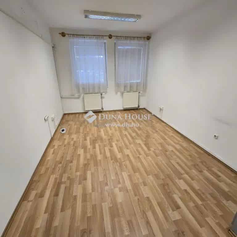 Kecskemét Belváros Iroda 16nm Kiadó V12 Irodaház