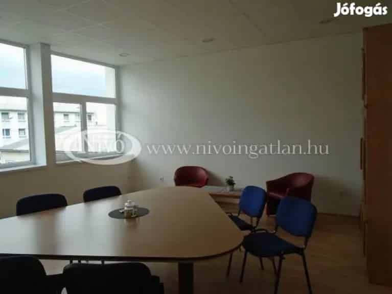354 nm-es Irodaház eladó Veszprémben