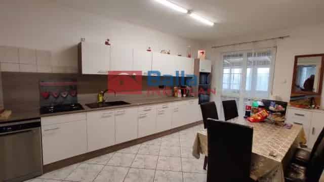 Dunaújváros 190nm-es 5 szobás családi ház eladó