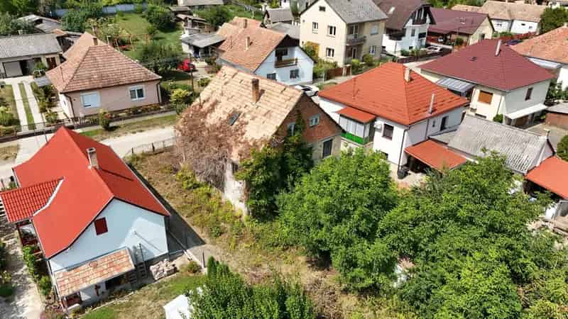 120 m2-es felujitando családi ház 975 m2-es telken patakparton