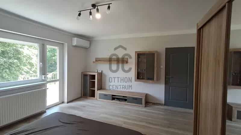 Komló Kökönyös: Felújított 37m2-es Lakás Eladó