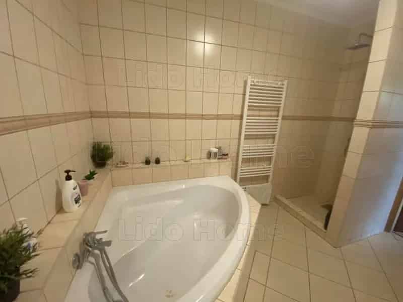 Balatonkenesei családi ház eladó - 2 szintes, napelem, garázs, terasz