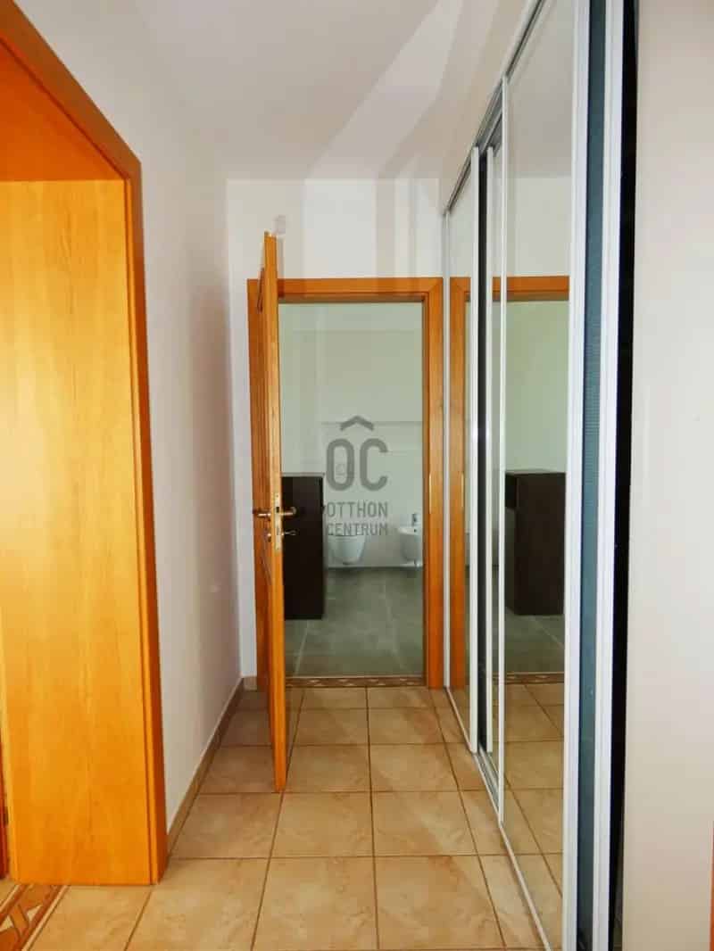 210 nm-es 5 szobás családi ház wellnesszel és medencével