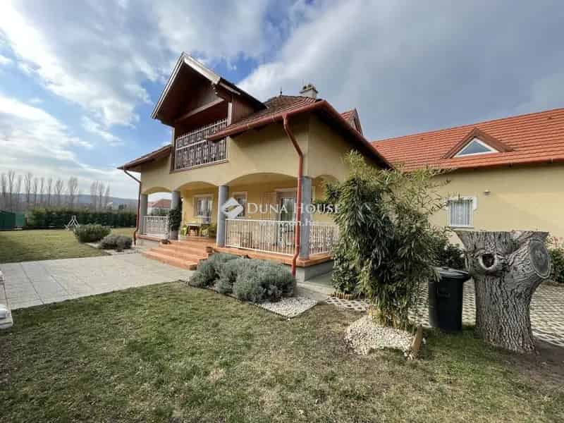 Balatonalmádi családi ház eladó - 218 m² - 1041 m² telek - 8 szoba - 4 fürdő