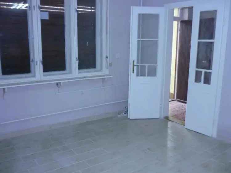 Eladó családi ház Jászapátiban - 3 szoba, 2 fürdő, kert, garázs
