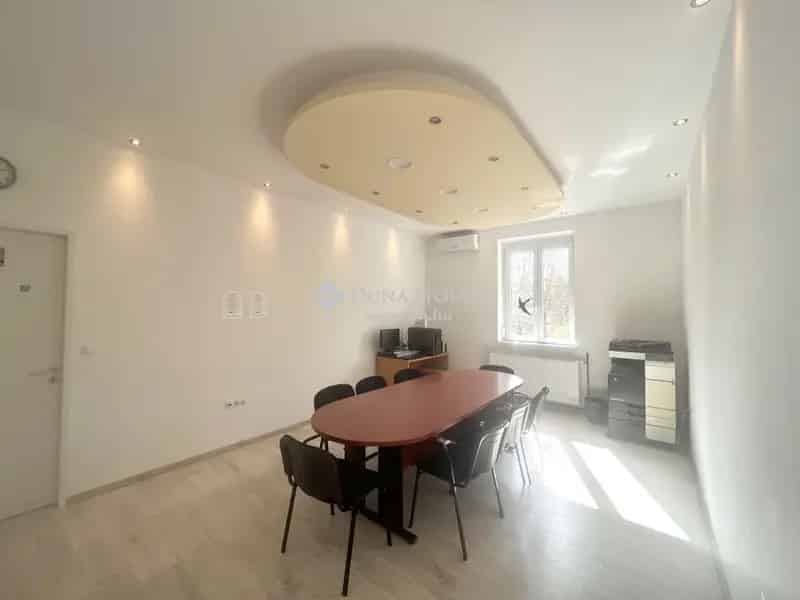 Felujitott Ketszintes Irodaház Elado 848 m2 Telken