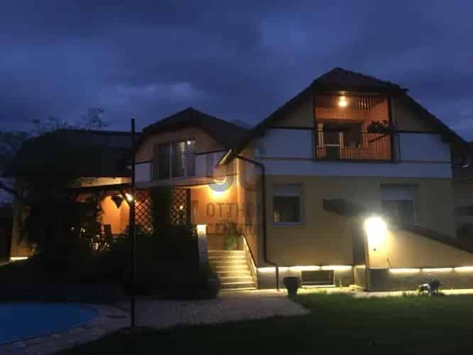Halásztelek Ikerházi Lakás Eladó 361nm Wellness Medencével