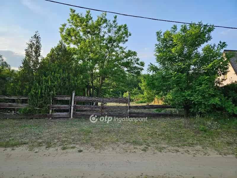 Vajai tóparti fa nyaraló eladó 800m2-es telken