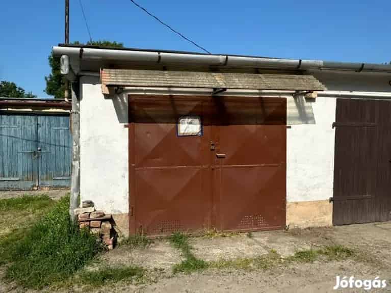 Komló Irinyi utca garázs eladó 15 nm-es tégla