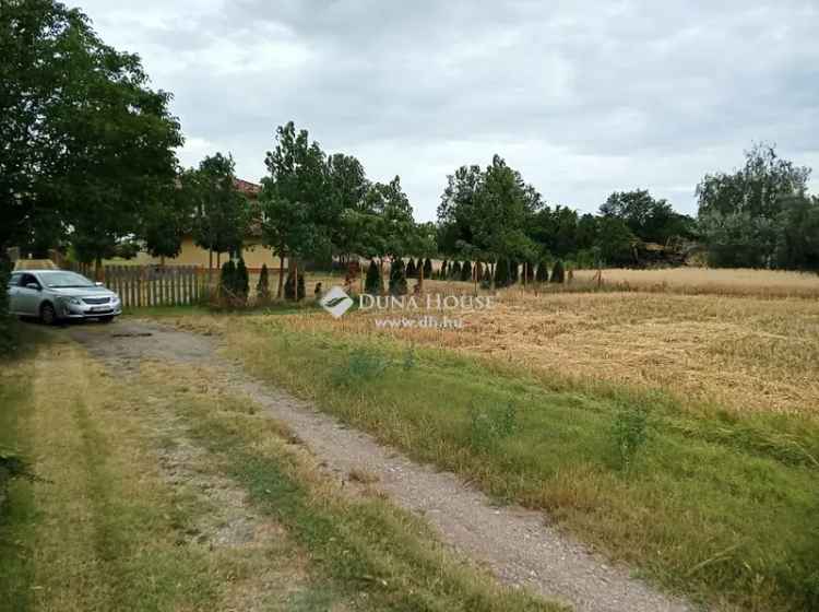 Telek eladó Gárdonyban 1042 m2 területtel és út