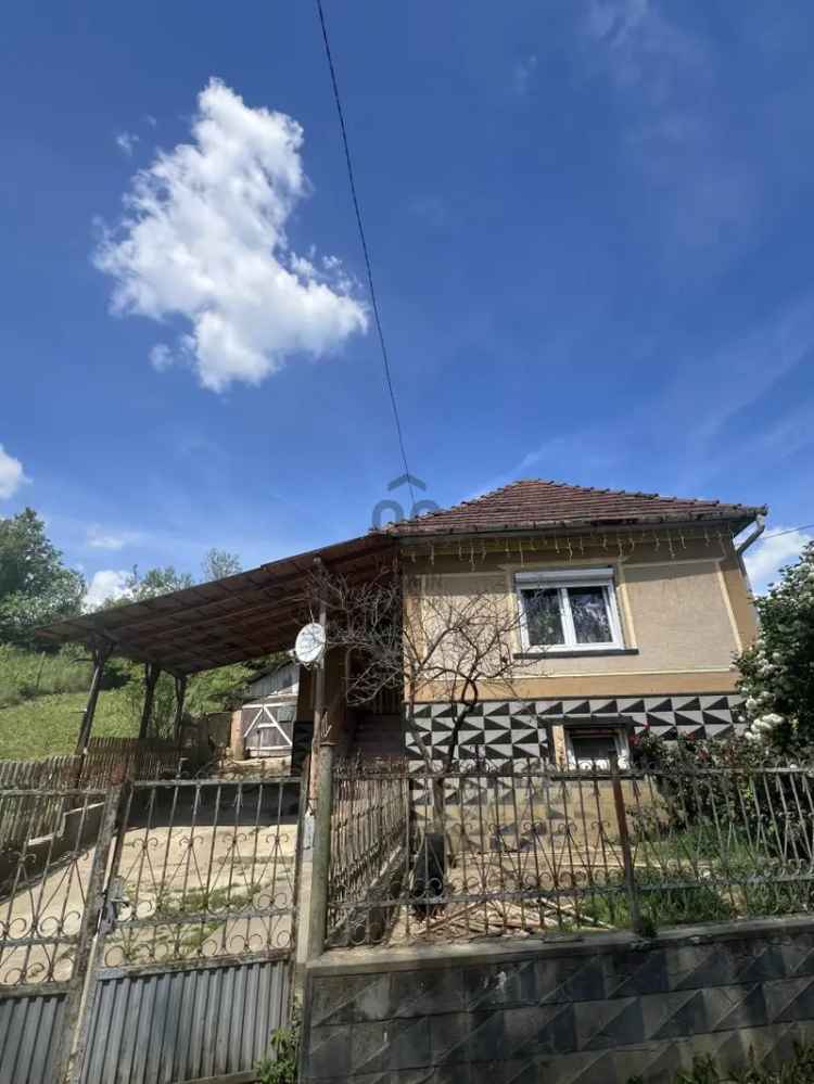 Felújított családi ház csendes környéken