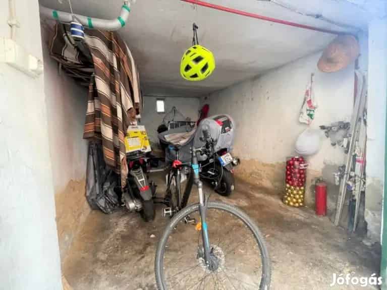 Eladó Garázs Pécs Egyetemvárosban 15m2