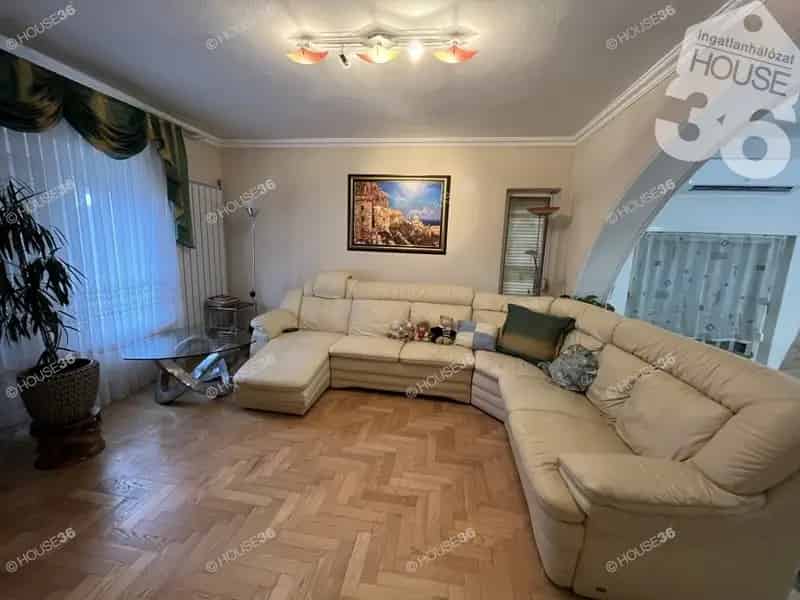 Solt 6 szobás családi ház eladó - 842m2 telek - dupla garázs
